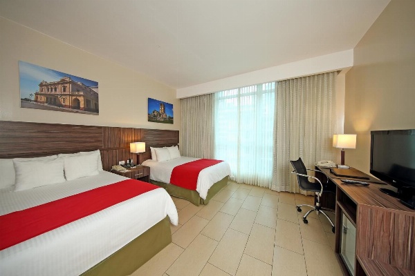 Victoria Hotel and Suites Panama image 2